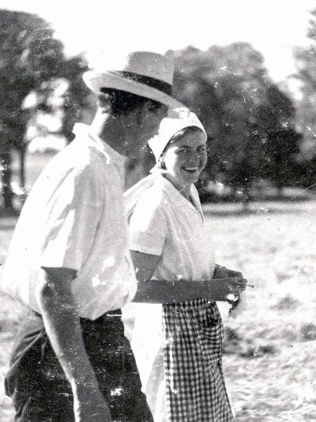  Westpreußisches Landidyll: Ottfried Graf Finckenstein mit seiner Frau Eva (um 1938)