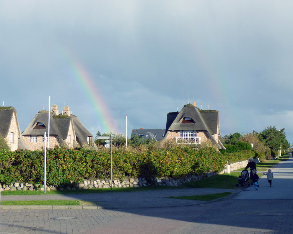 Uniformierter Wohlstand: Kleinstadtidyll mit Ostriesenwällen und Reetdächern auf Sylt